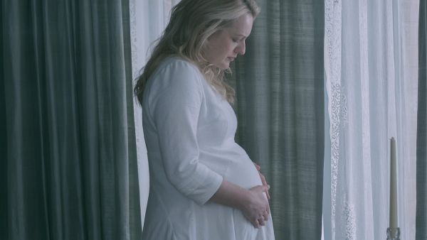 The Handmaid's Tale: Die schwangere June spürt das neue Leben in sich.