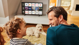 Bild mit Kind und Mann vor Fernsehen
