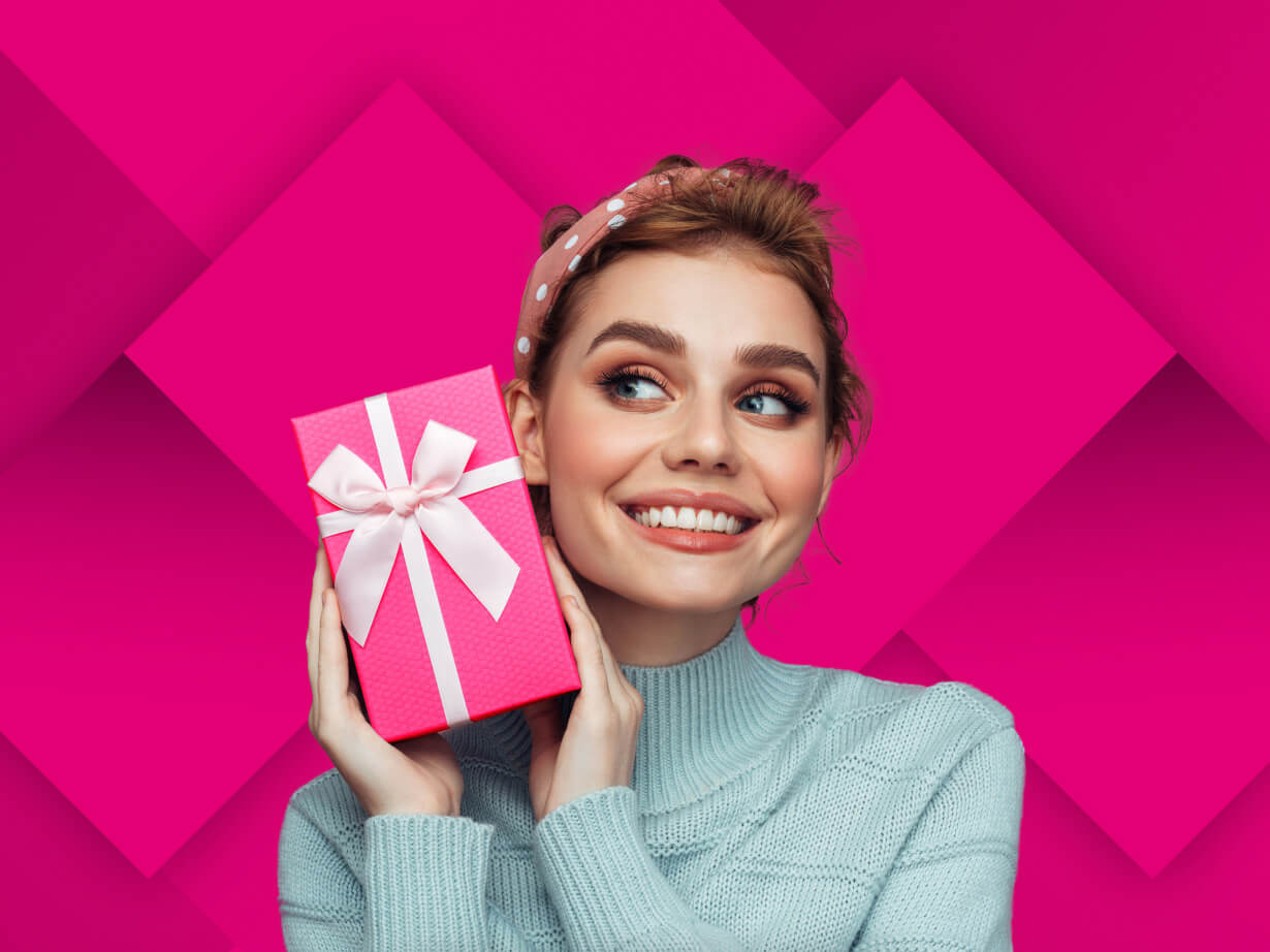 Magenta Moments - Telekom Kundin hält exklusives Geschenk in ihren Händen