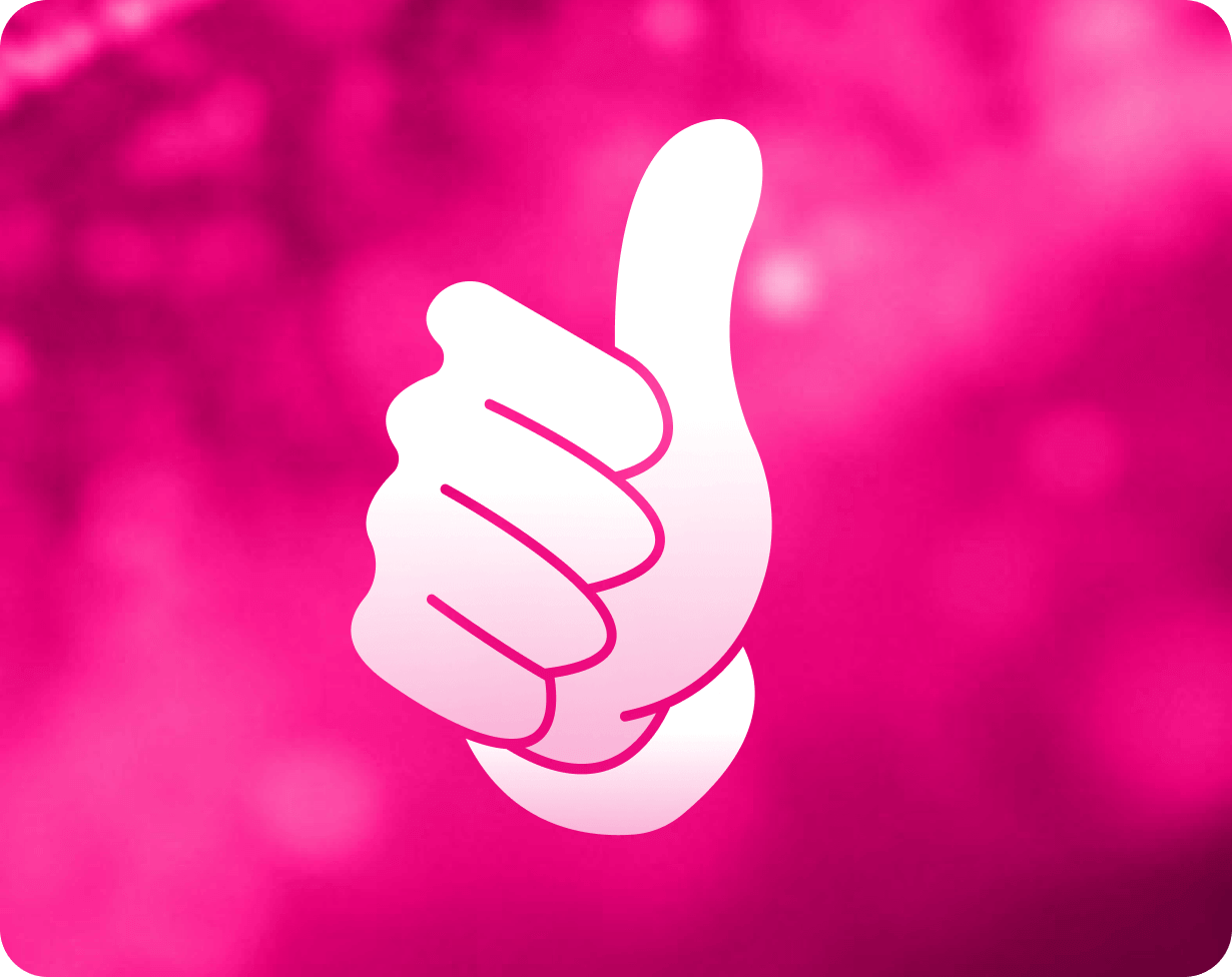 Magenta Moments - Telekom Kundin hält exklusives Geschenk in ihren Händen