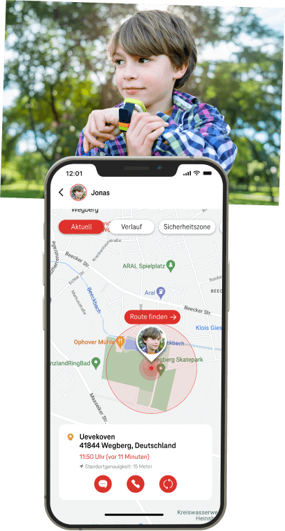 Kartenansicht auf dem Smartphone vom GPS Standort eines Jungen 
