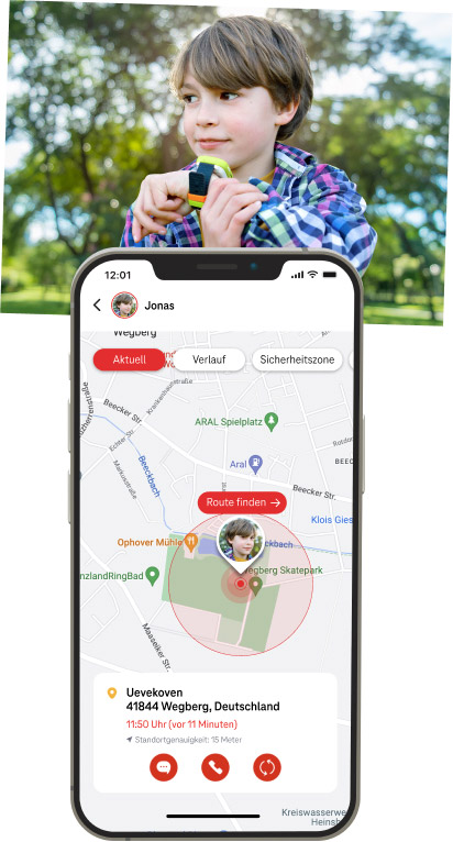 Kartenansicht auf dem Smartphone vom GPS Standort eines Jungen 