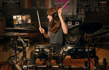 Eine Frau spielt das Schlagzeug