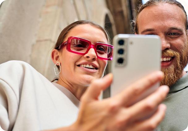 Ein Mann und eine Frau machen lächelnd ein Selfie