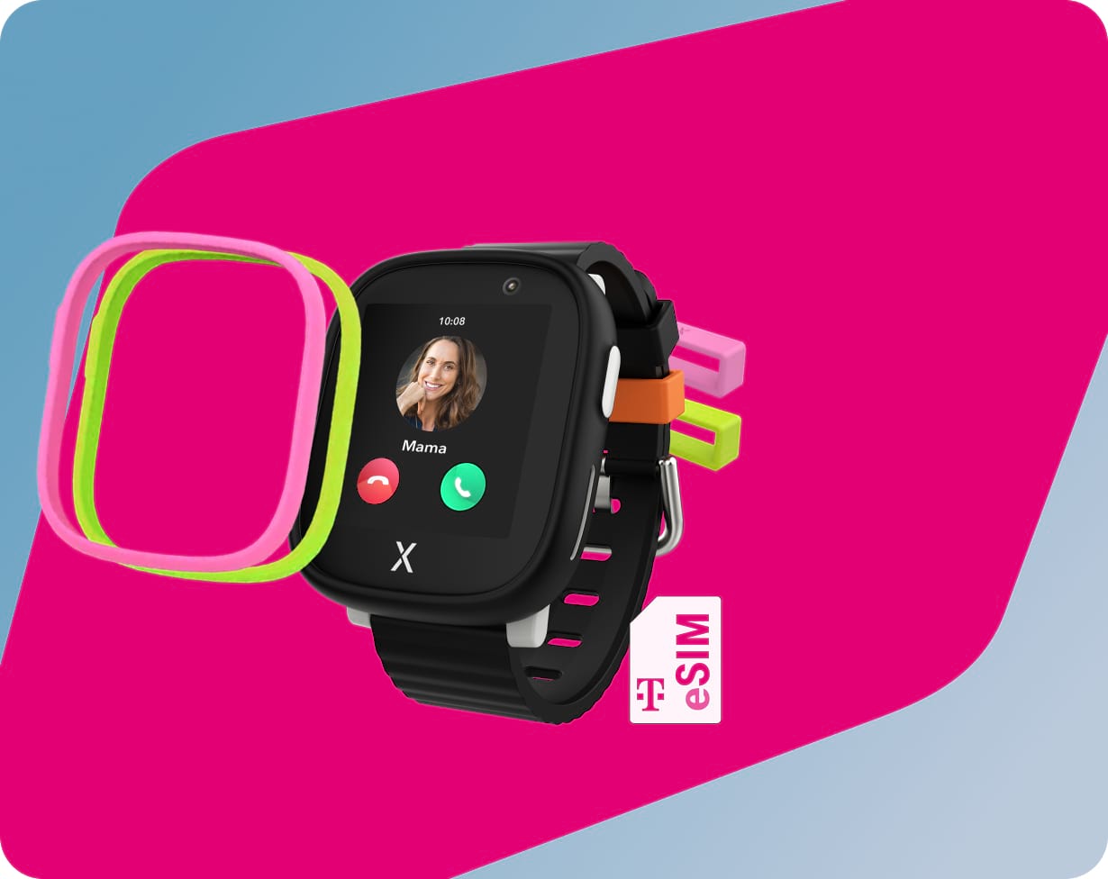 Mädchen im Weihnachtskleid, eine rosa Kids Watch am Arm, im Hintergrund ein beleuchteter Tannenbaum