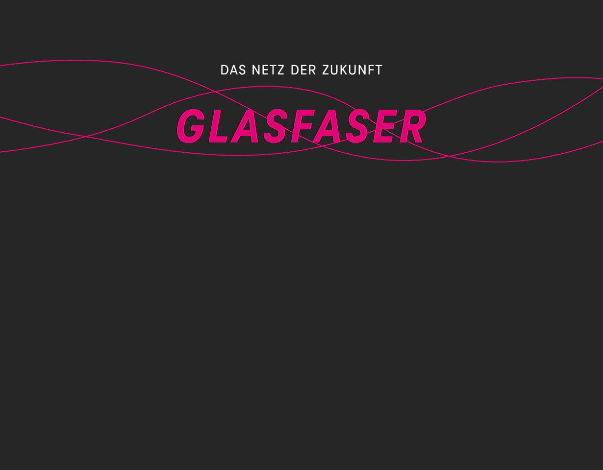 Frau die ein Schlagzeug spielt und in einem Videocall ist mit anderen Musikern