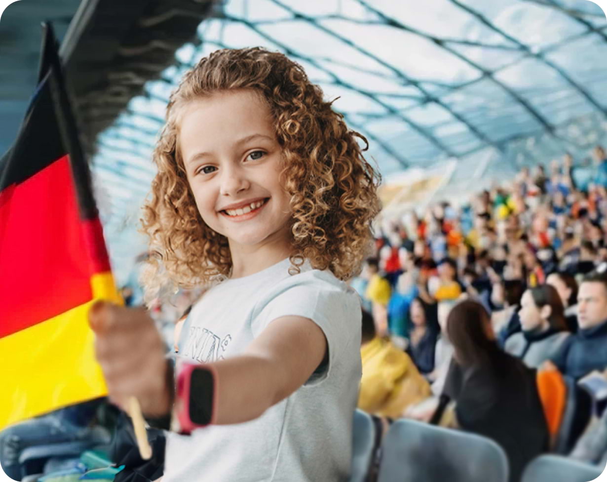 Kind mit SmartWatch im Stadion