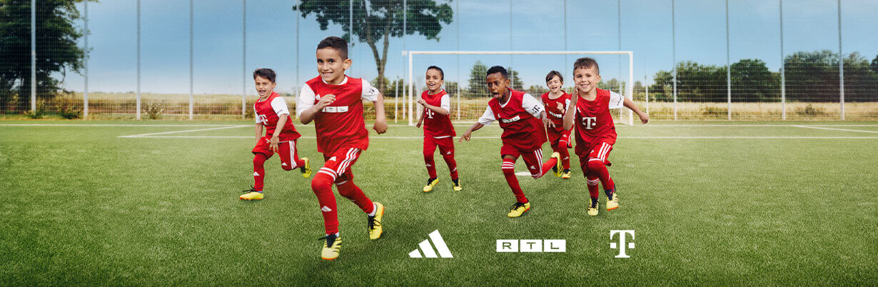 Fußball spielende Kinder auf dem Fußballplatz
