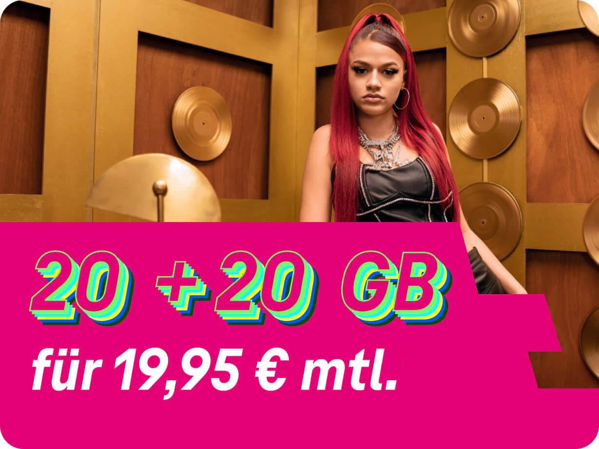 Junge Frau vor goldenen Schallplatten