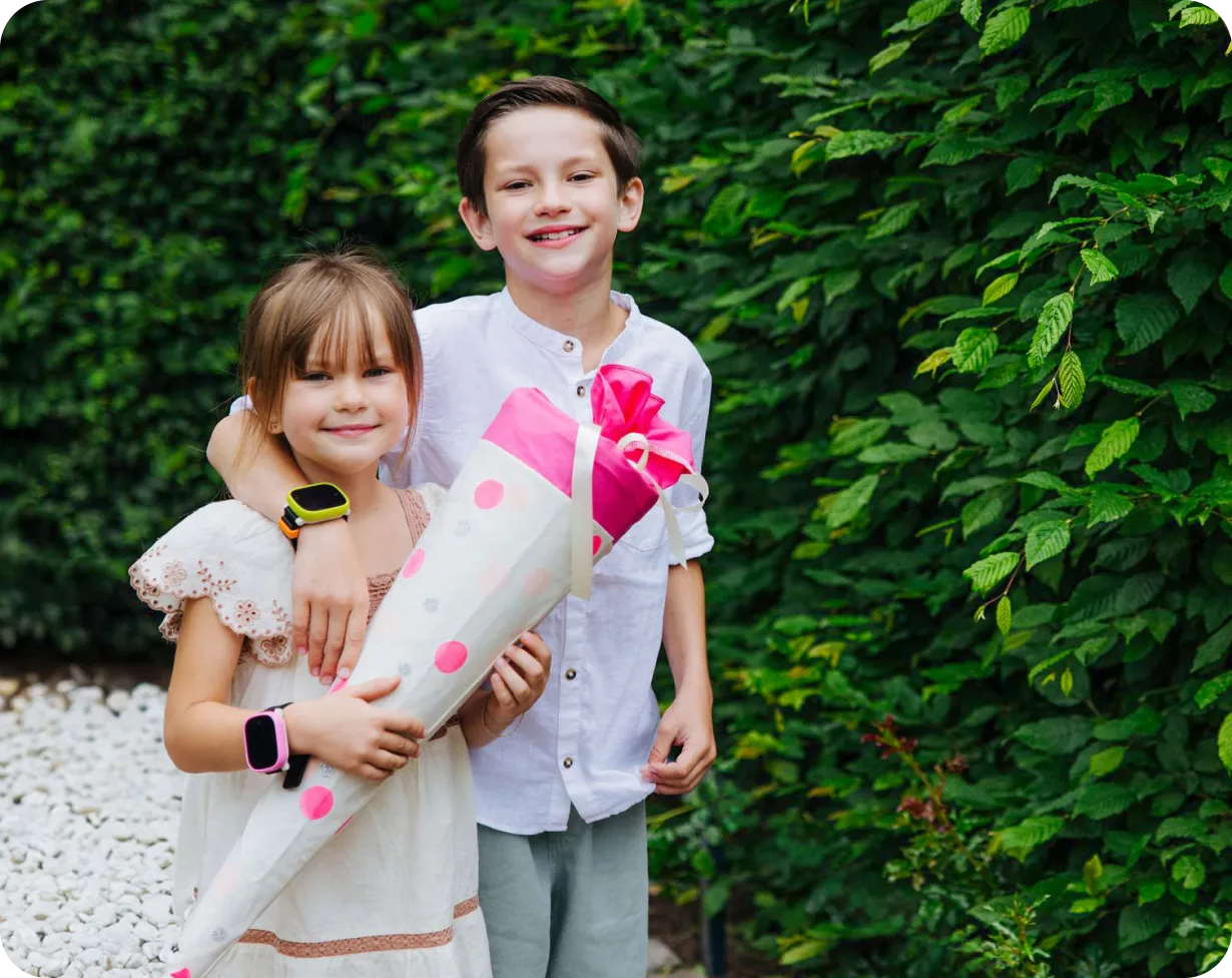 Kinder mit Schultüte im Garten