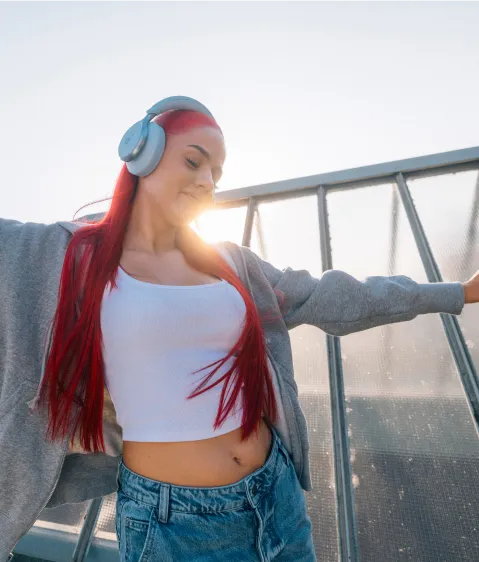 Badmomzjay genießt mit Kopfhörern den Streaming-Vorteil der Young Tarife