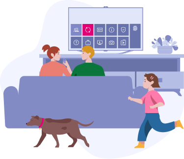 Personen sitzen vor dem Fernseher im Wohnzimmer