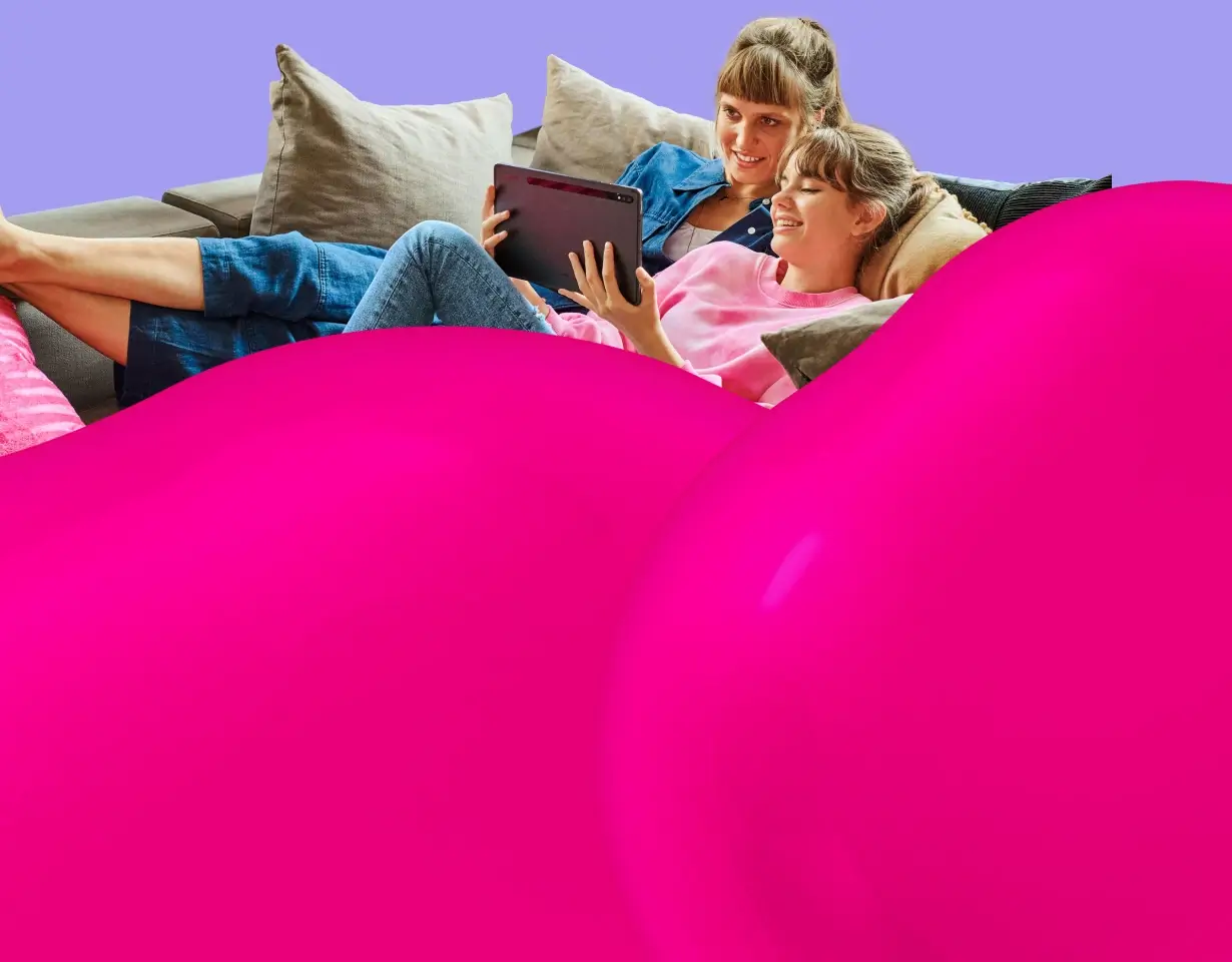 Junge Frauen surfen auf der Couch im Internet