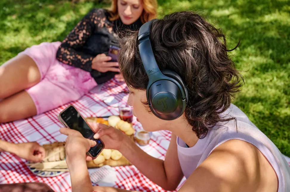 Zwei Frauen chatten beim Picknick