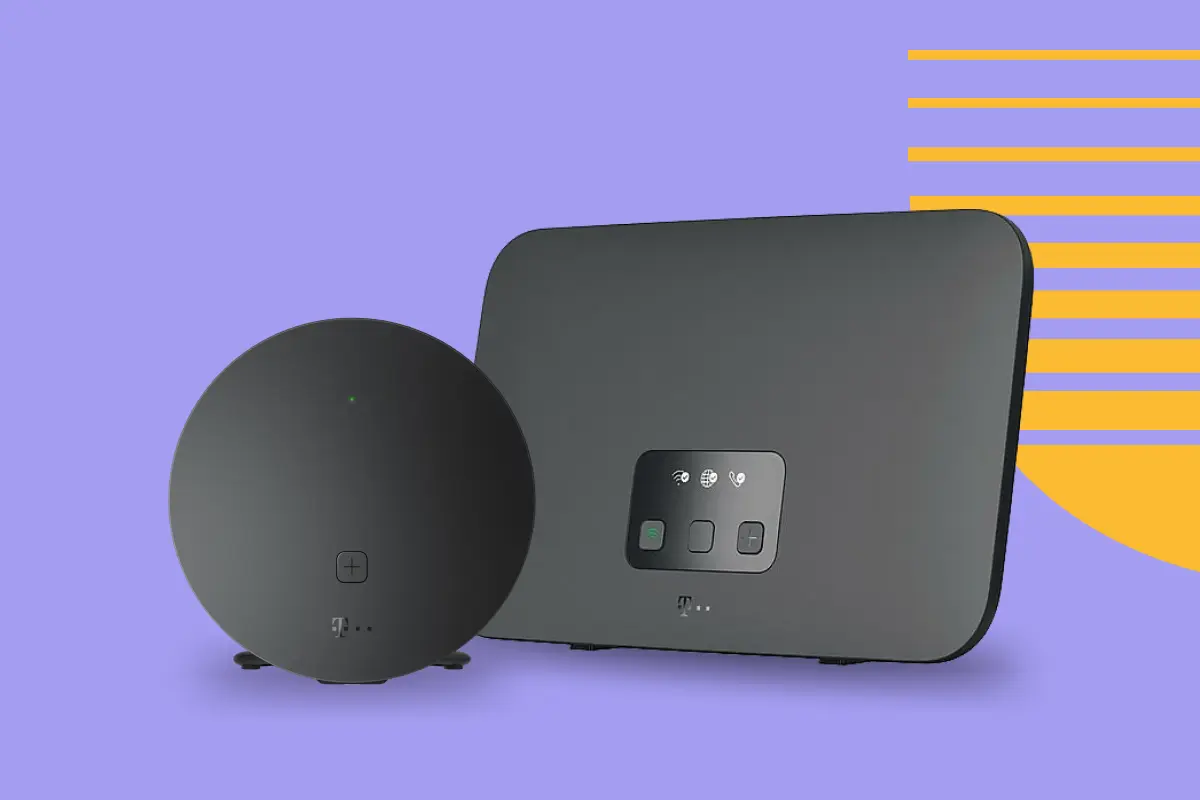 Telekom-Router und runder Repeater auf violettem Hintergrund