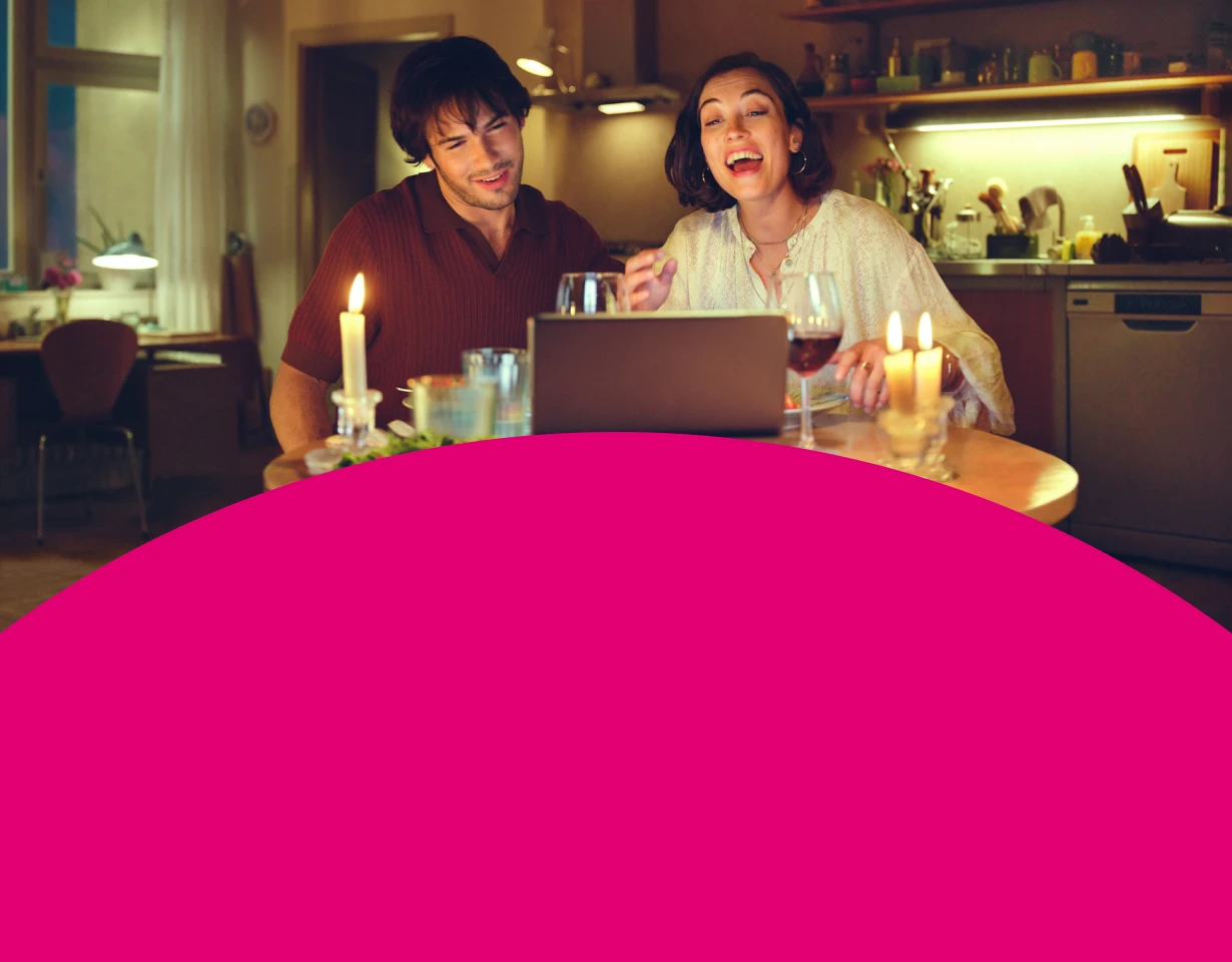 Junge Familie genießt schnelles Internet auf einem Tablet mit 250 MBit/s Angebot der Telekom
