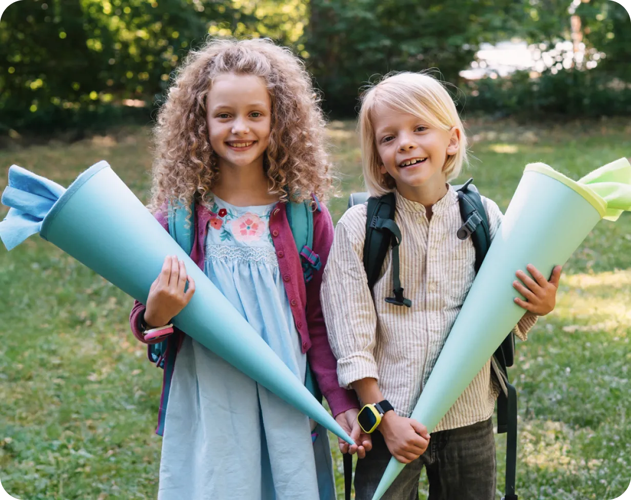 Kinder mit Schultüten tragen eine Kids Watch