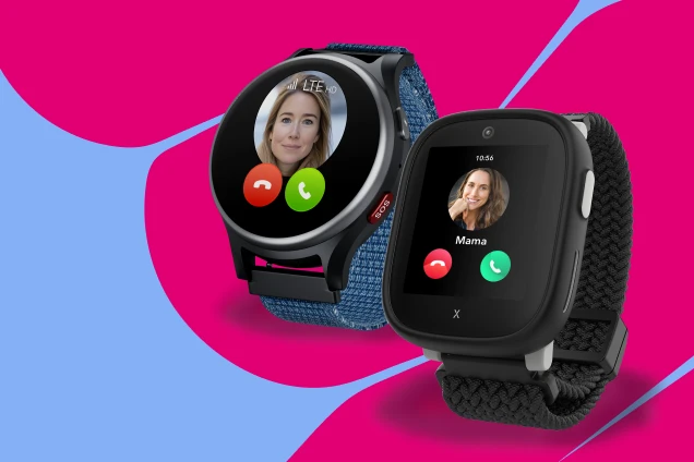 Zwei Smartwatches vor einem magentafarbenen Hintergrund. Eine zeigt einen Anruf von 'Mama', die andere eine andere Person. Beide Displays haben Anrufoptionen.