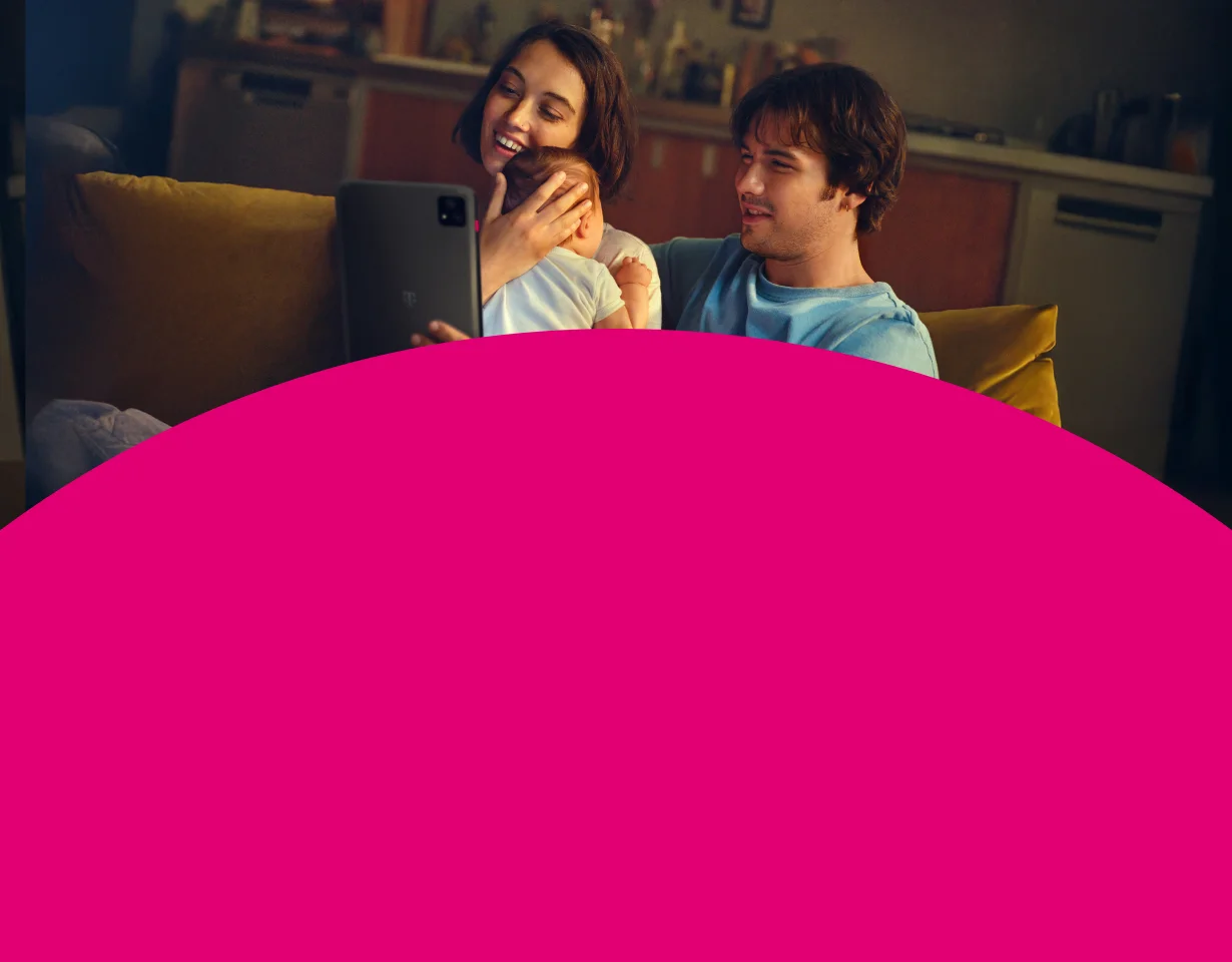 Junge Familie genießt schnelles Internet auf einem Tablet mit 250 MBit/s Angebot der Telekom inklusive 100 € Online-Vorteil