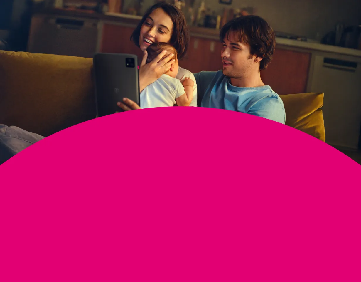 Junge Familie genießt schnelles Internet auf einem Tablet mit 250 MBit/s Angebot der Telekom inklusive 100 € Online-Vorteil