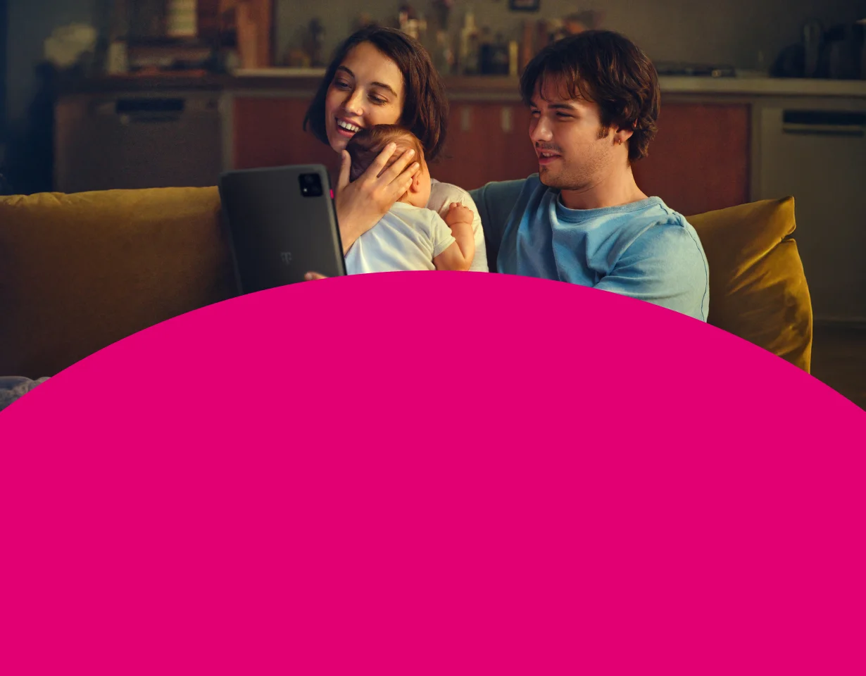 Junge Familie genießt schnelles Internet auf einem Tablet mit 250 MBit/s Angebot der Telekom inklusive 100 € Online-Vorteil