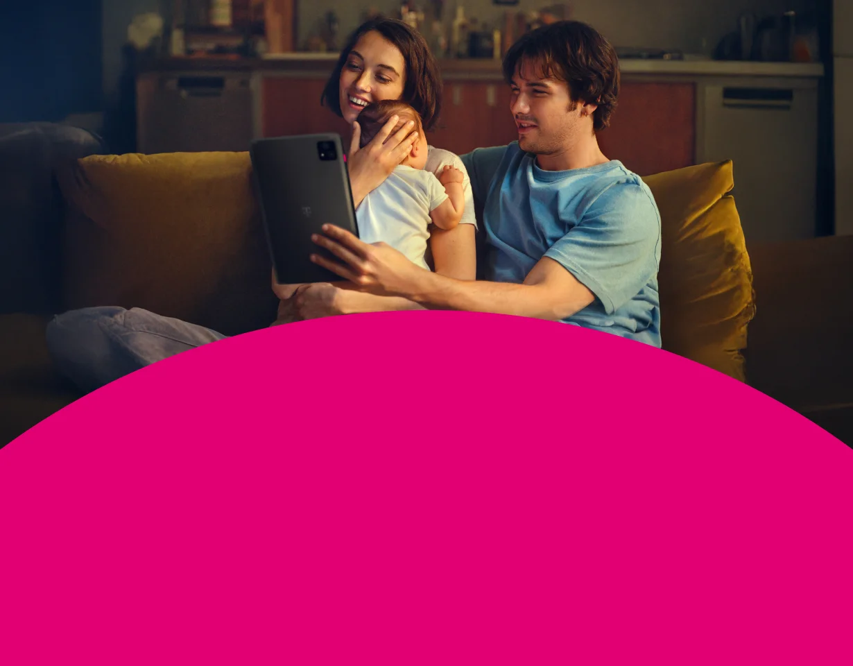Junge Familie genießt schnelles Internet auf einem Tablet mit 250 MBit/s Angebot der Telekom inklusive 100 € Online-Vorteil