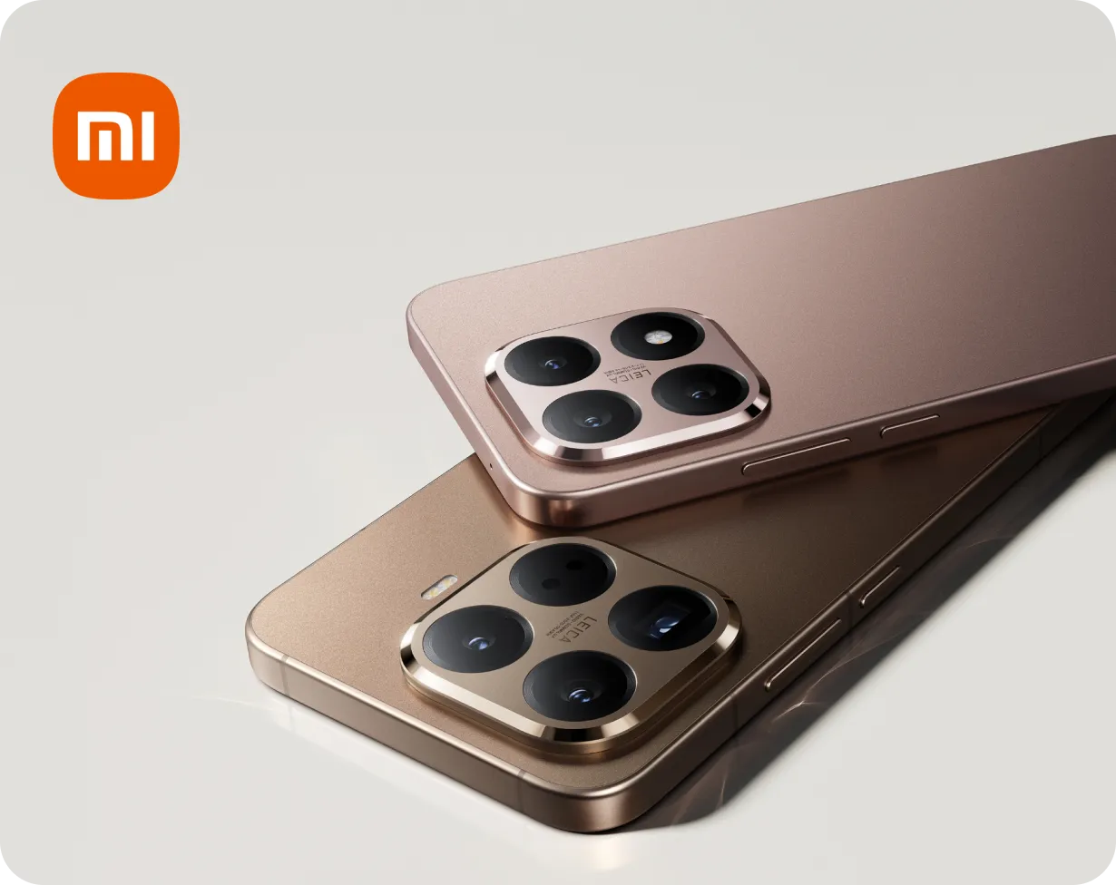Produktfoto: Zwei Xiaomi‑Smartphones aus Metall in Mochagold, großes quadratisches Leica‑Vierfachkamera‑Modul, Xiaomi‑Logo oben links.