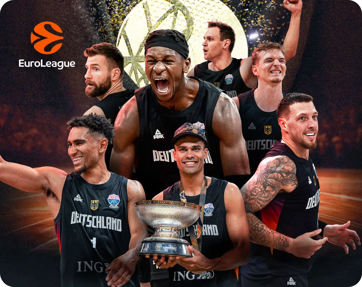 Deutsches Basketballteam feiert auf dem Court mit Pokal; EuroLeague-Logo links, Arena im Hintergrund.