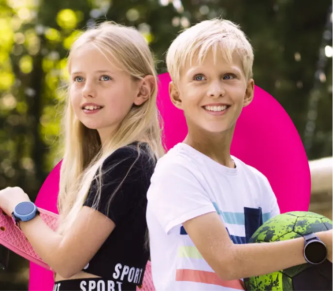 2 Kinder die eine Anio 6 Kinderuhr tragen.