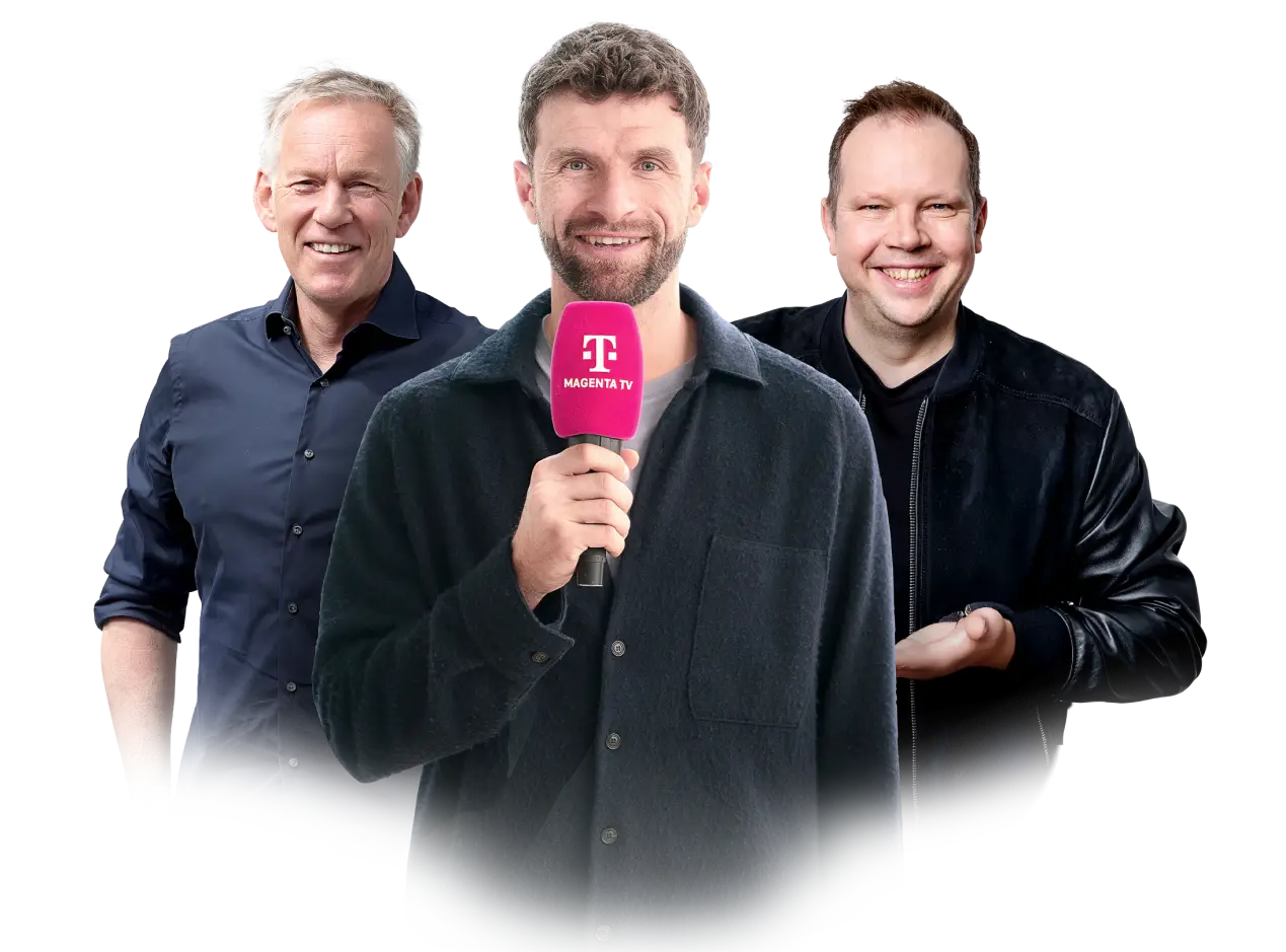 Top-Experte Thomas Müller hält ein Mikrofon mit Telekom-Logo und der Aufschrift MagentaTV in der Hand. Moderator Johannes B. Kerner und Kommentator Wolff Fuss stehen bei ihm.