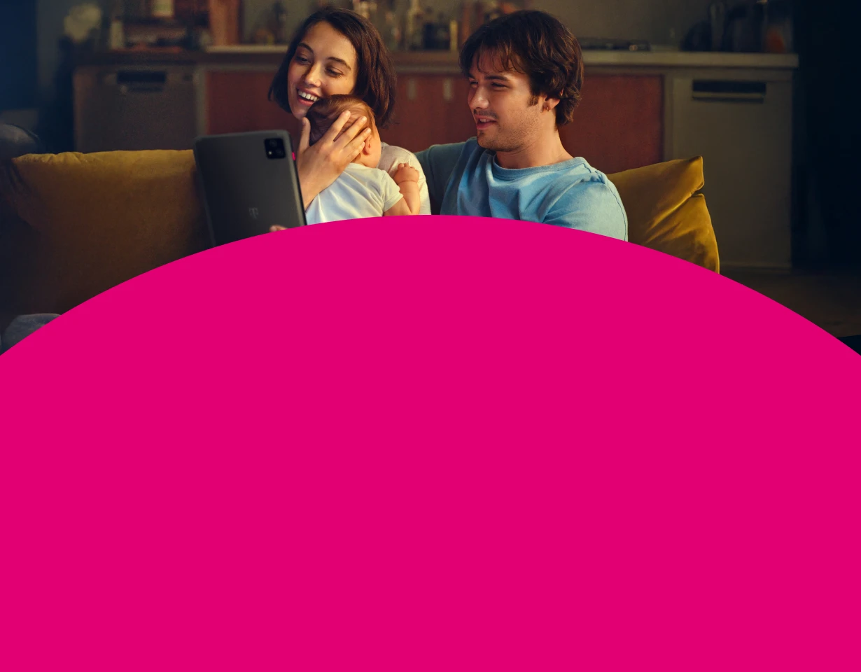 Junge Familie genießt schnelles Internet auf einem Tablet mit 250 MBit/s Angebot der Telekom inklusive 100 € Online-Vorteil