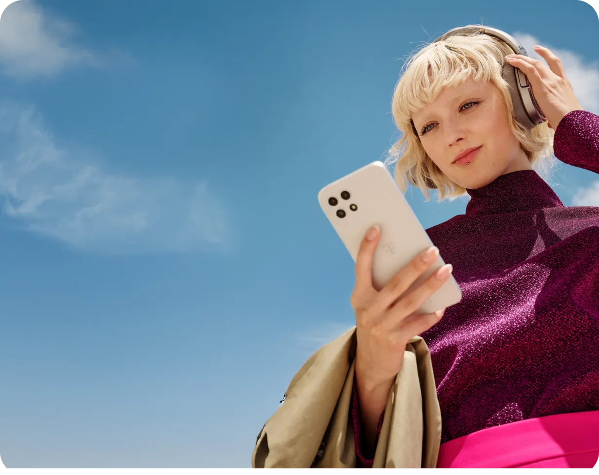 Eine Frau die auf ihr Smartphone schaut.