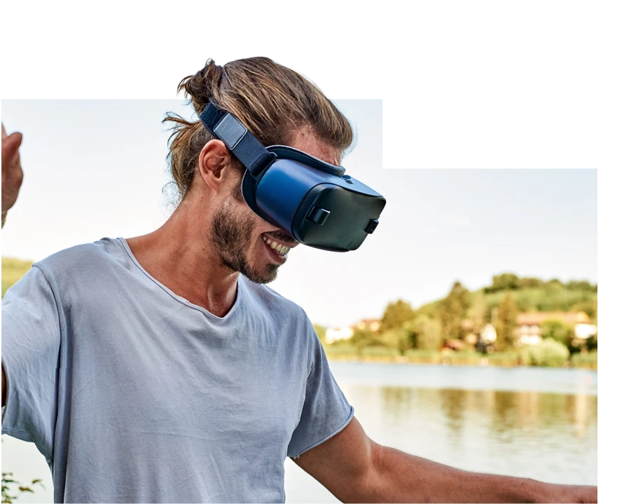 Eine Person nutzt draußen eine kabellose Virtual Reality Brille