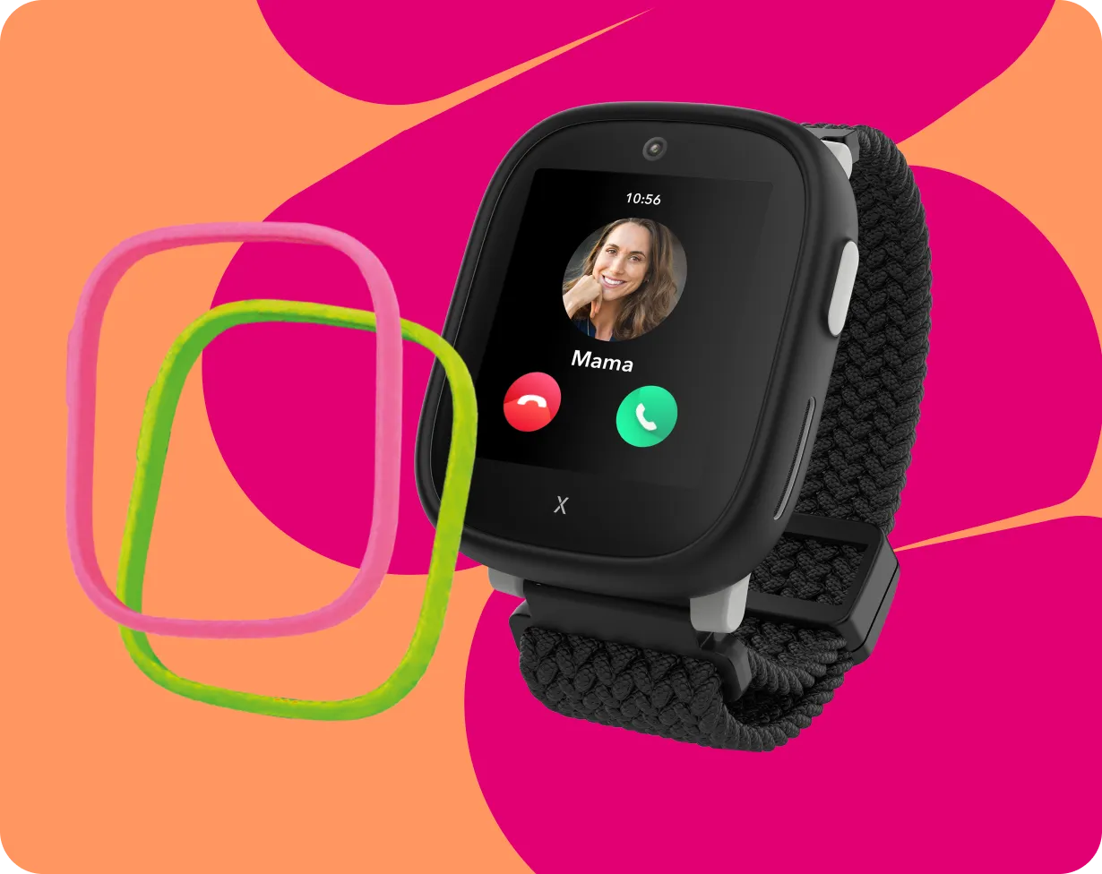 Schwarze XPLORA Kidswatch mit aktivem Anruf von 'Mama', Display zeigt Anruf-Steuerung mit Annehmen- und Ablehnen-Tasten, vor buntem pink-orangefarbenem Hintergrund mit dekorativen Smartwatch-Rahmen