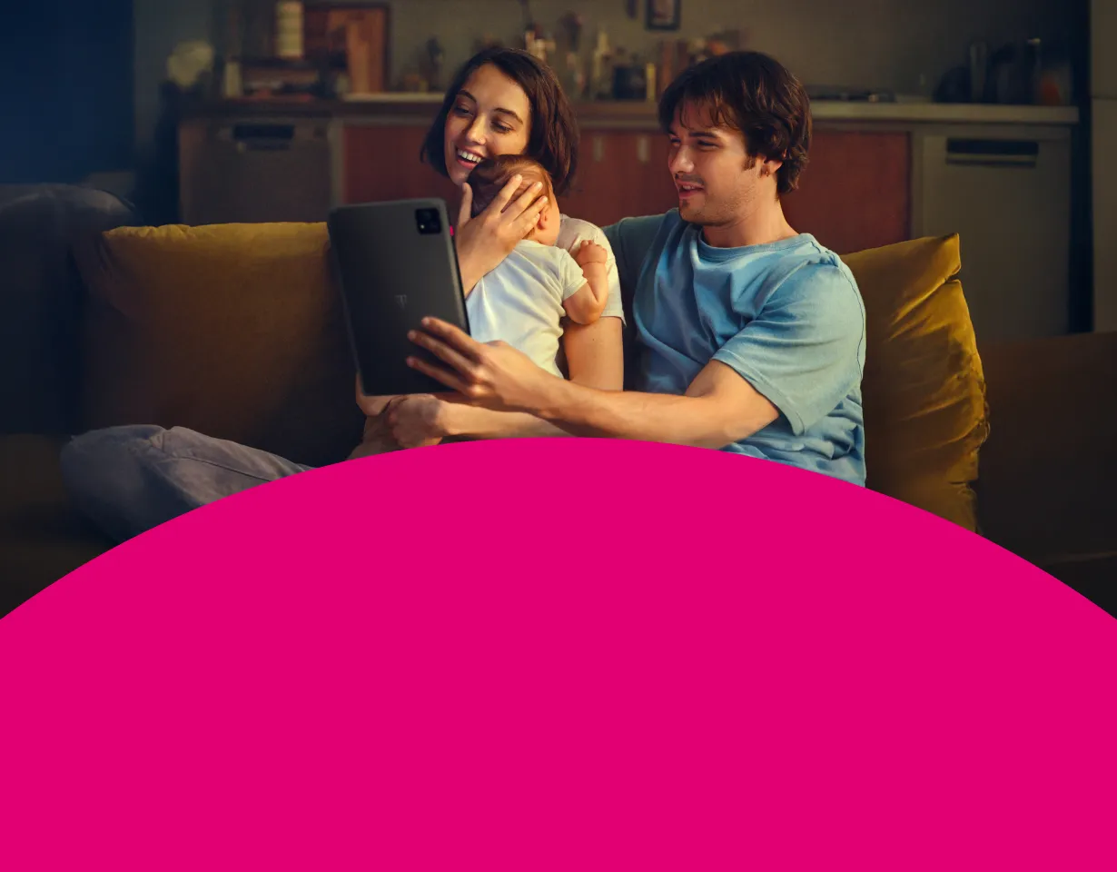 Junge Familie genießt schnelles Internet auf einem Tablet mit 250 MBit/s Angebot der Telekom inklusive 100 € Online-Vorteil