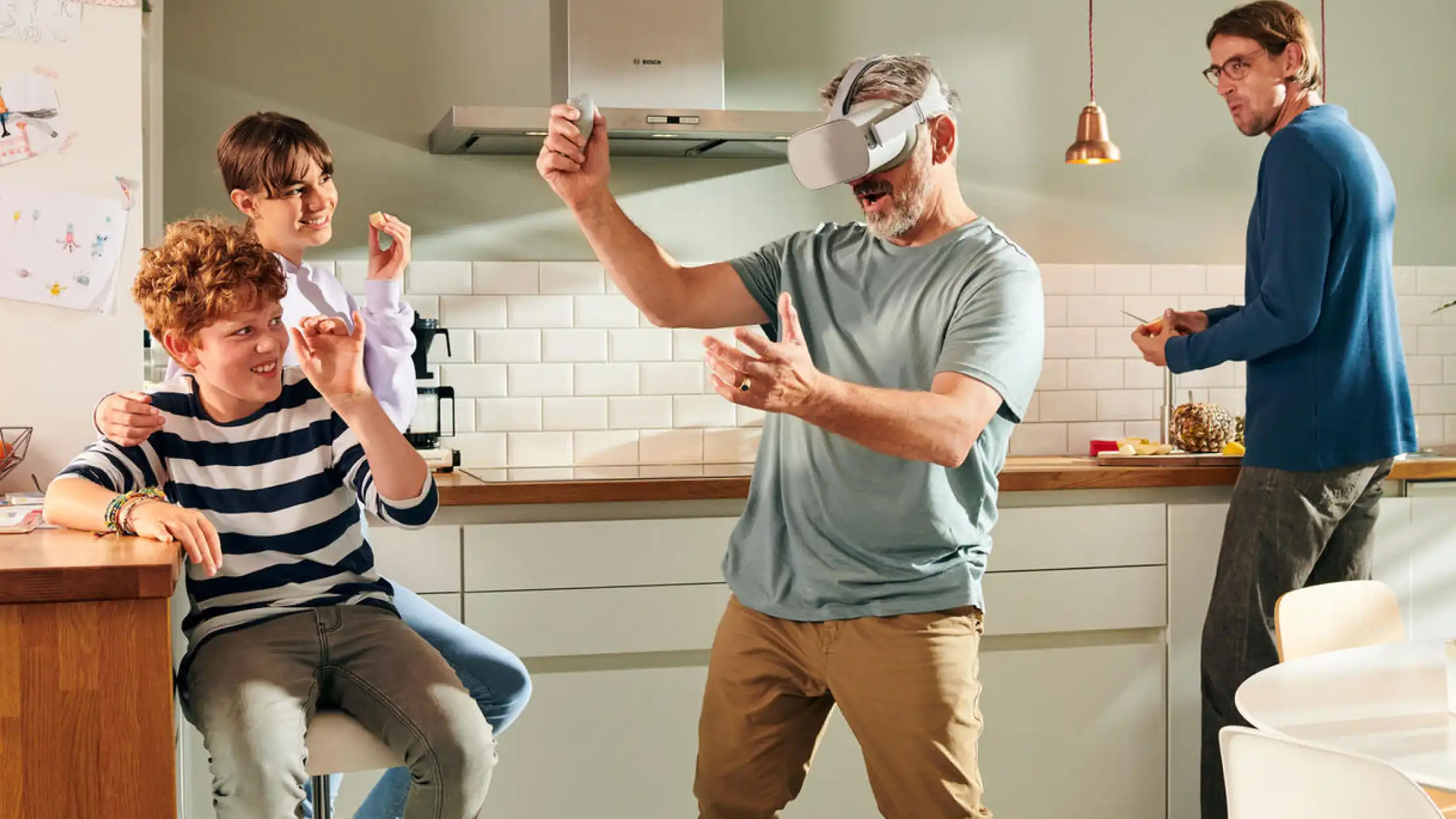 Ein Mann mit VR-Headset spielt ein Spiel in der Küche