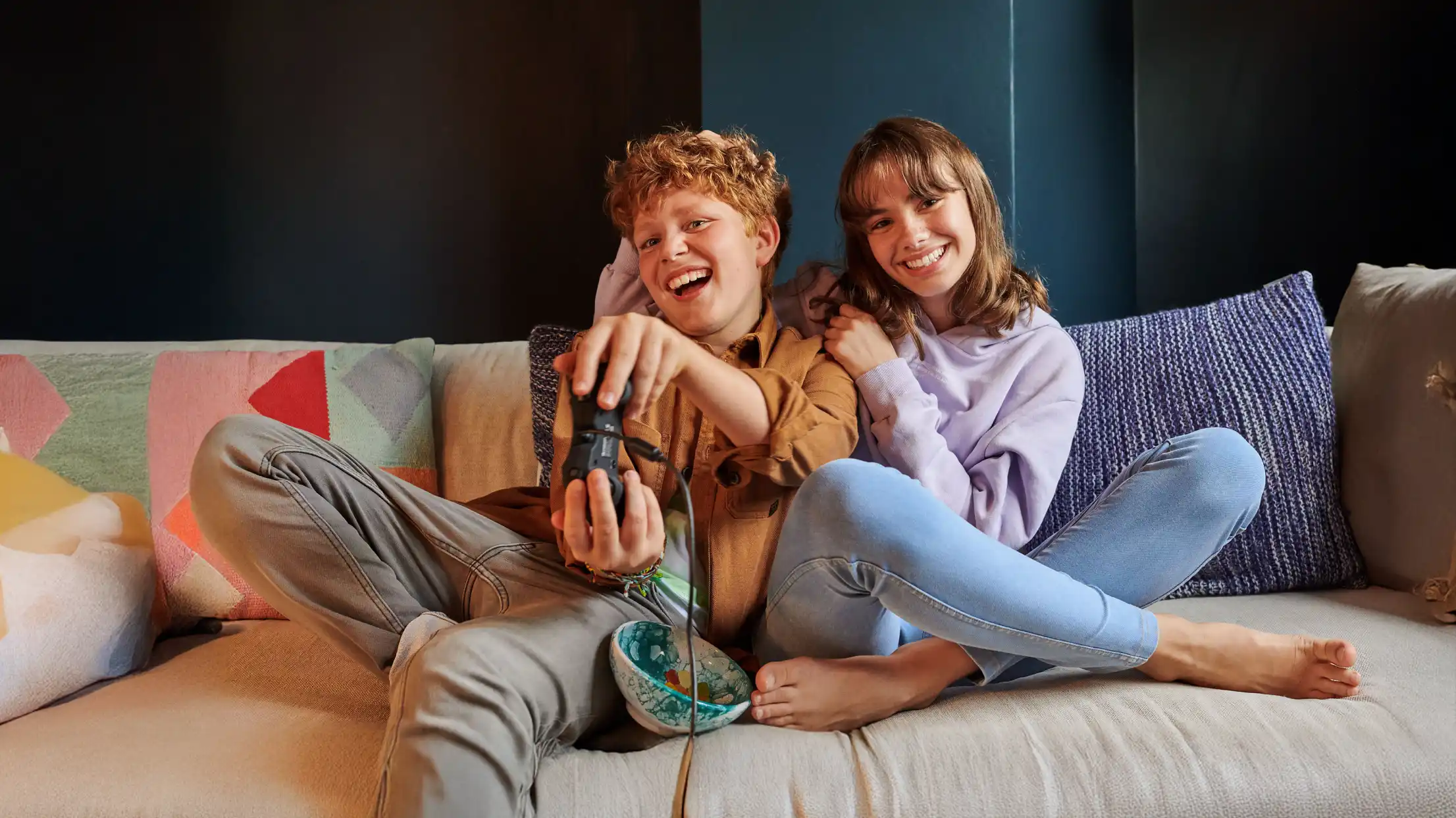 Jugendliche auf der Couch spielen ein Videospiel auf der Konsole