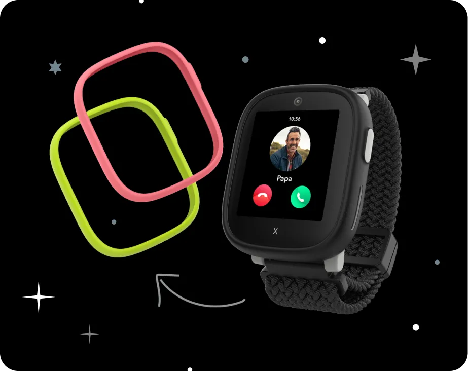 Schwarze XPLORA Kidswatch mit Geflechtsarmband zeigt einen eingehenden Anruf (Kontakt Papa); daneben zwei austauschbare Rahmen in Pink und Neongrün.