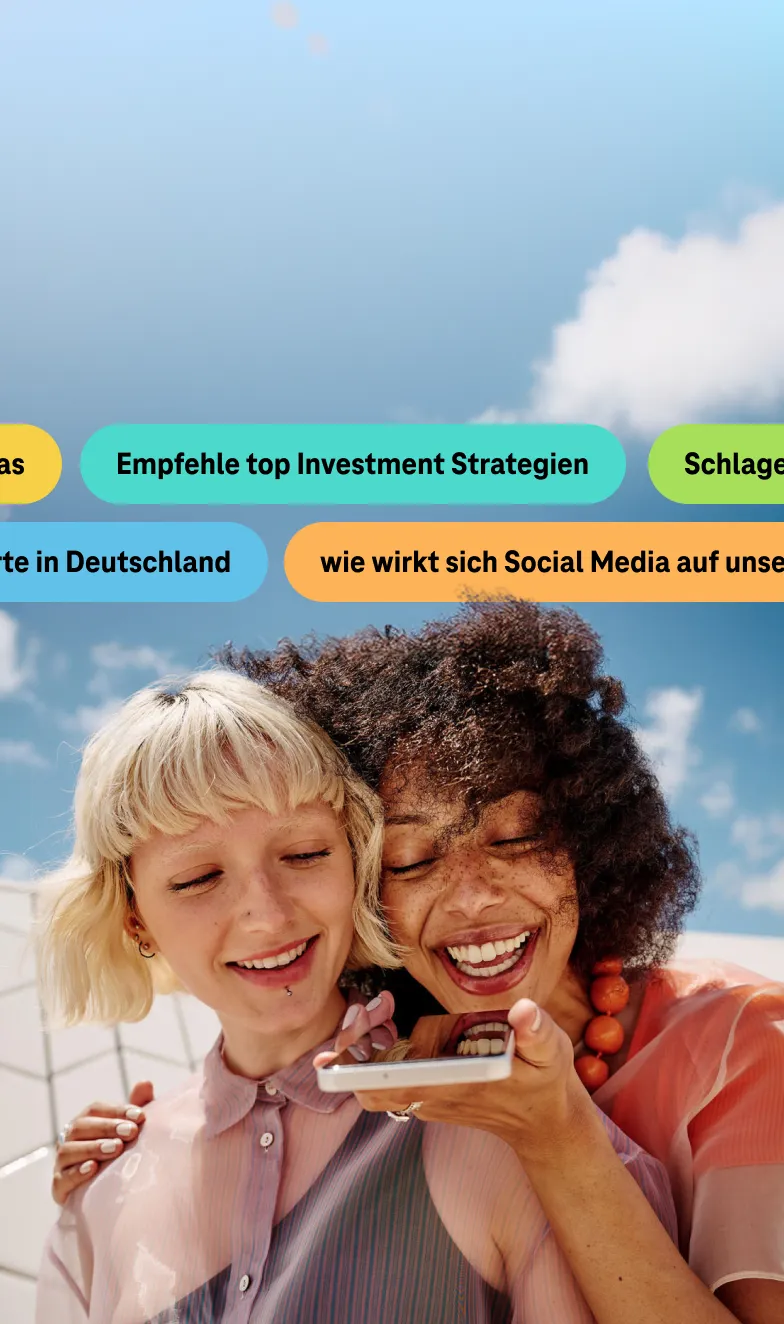 Zwei Frauen reden mit der KI auf dem Smartphone und freuen sich