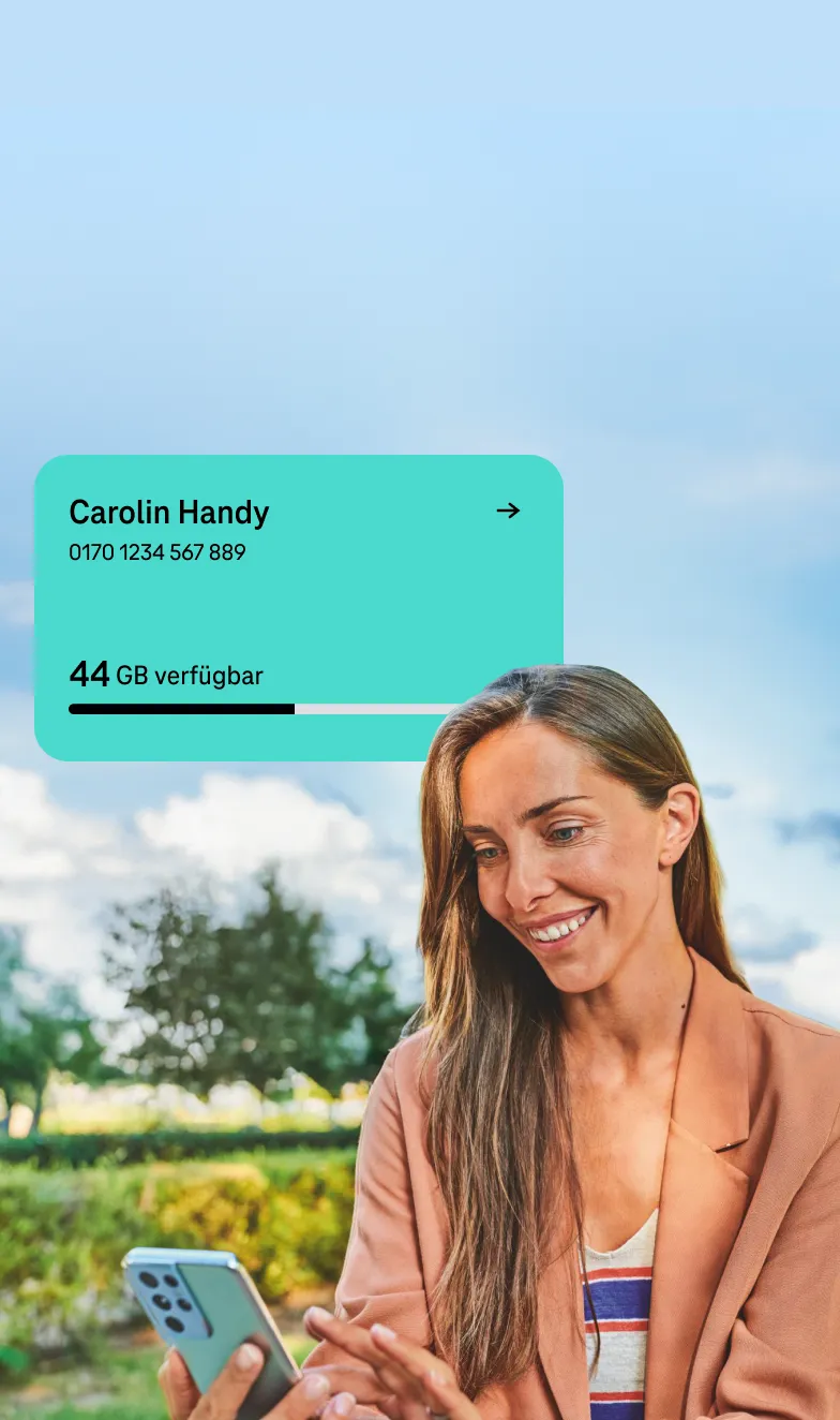 Eine Frau freut sich während sie auf ihr Smartphone schaut