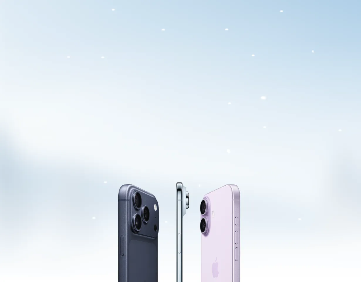 Links iPhone 17 Pro dunkelblau, Mitte: iPhone 17 Air silber Seitenansicht, Rechts: iPhone 17 violett vor hellem Winterhintergrund.