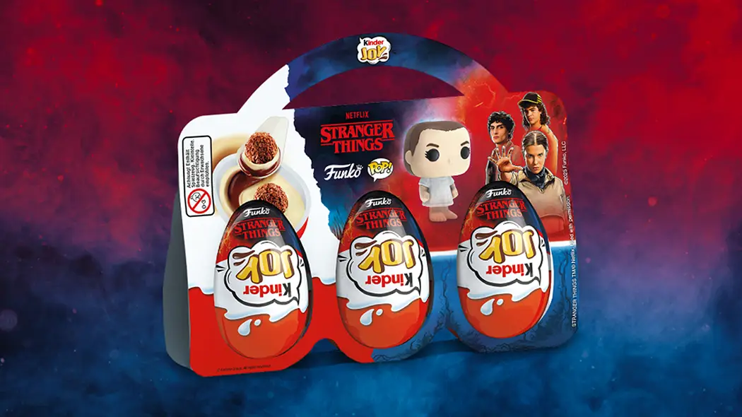 Produktbild eines Kinder-JOY 'Stranger Things' 3er Sets mit auf dem Kopf stehendem Logo.