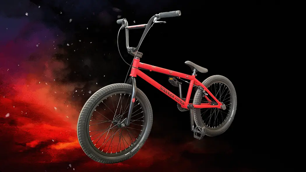 Produktbild eines Retro-Fahrrads mit rotem Rahmen mit Stranger Things-Schriftzug.