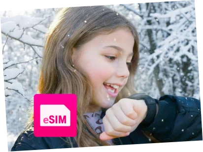 Kleines Mädchen das mit ihrer Mutter über die XPLORA X6 telefoniert