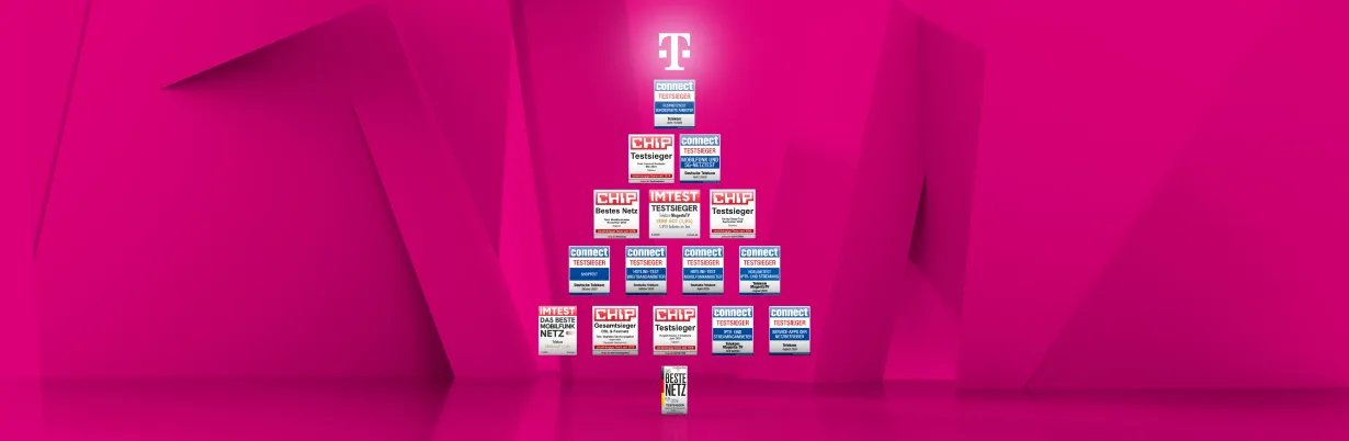 16 Auszeichnungen von connect, CHIP und IMTEST, weihnachtsbaumförmig angeordnet; strahlendes Telekom-T-Logo als Kronenschmuck vor magentafarbenem Hintergrund.