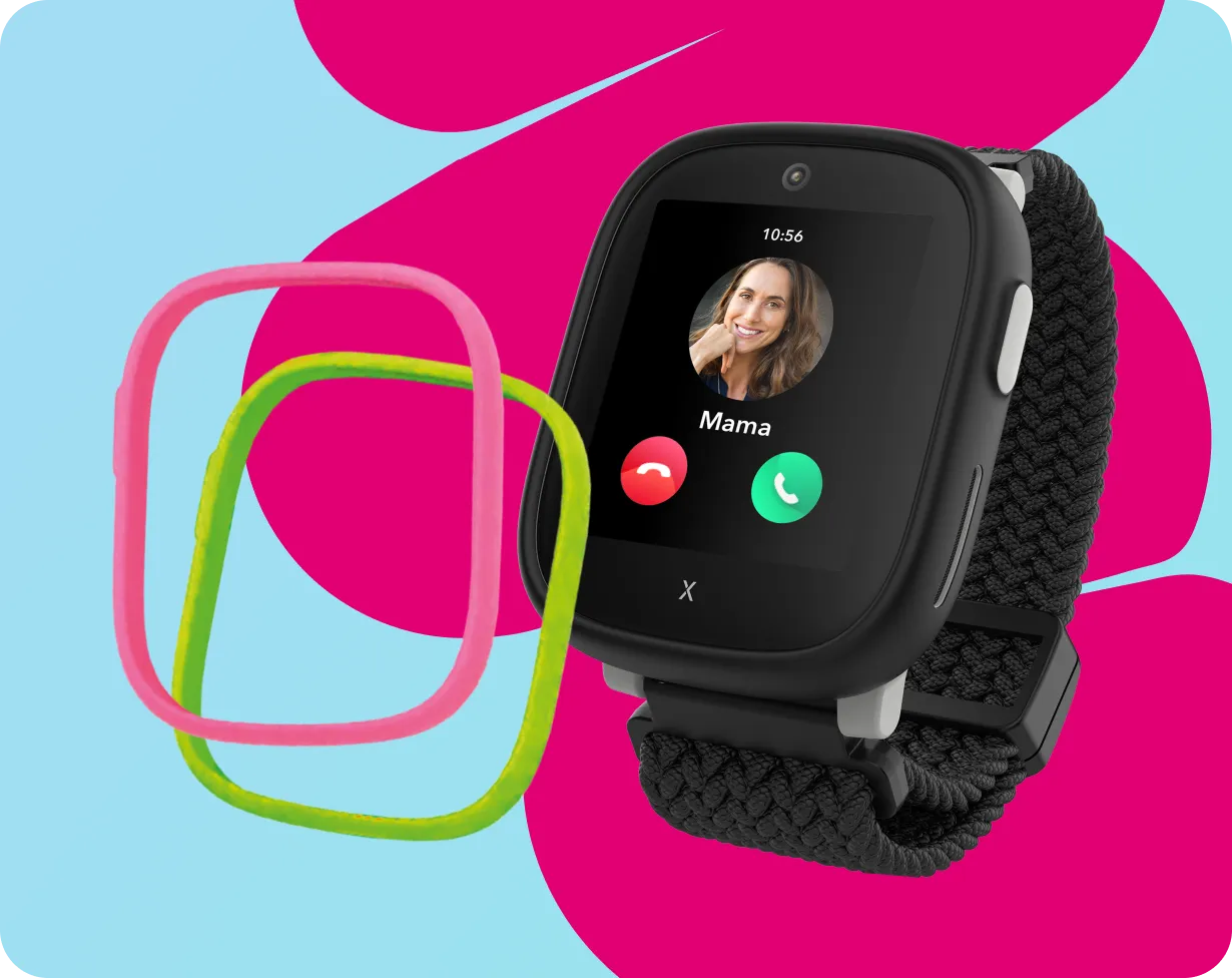 Schwarze XPLORA Kidswatch mit Geflechtsarmband zeigt einen eingehenden Anruf (Kontakt Papa); daneben zwei austauschbare Rahmen in Pink und Neongrün.