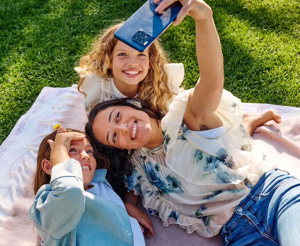 Frau hält Smartphone mit guter Kamera in der Hand