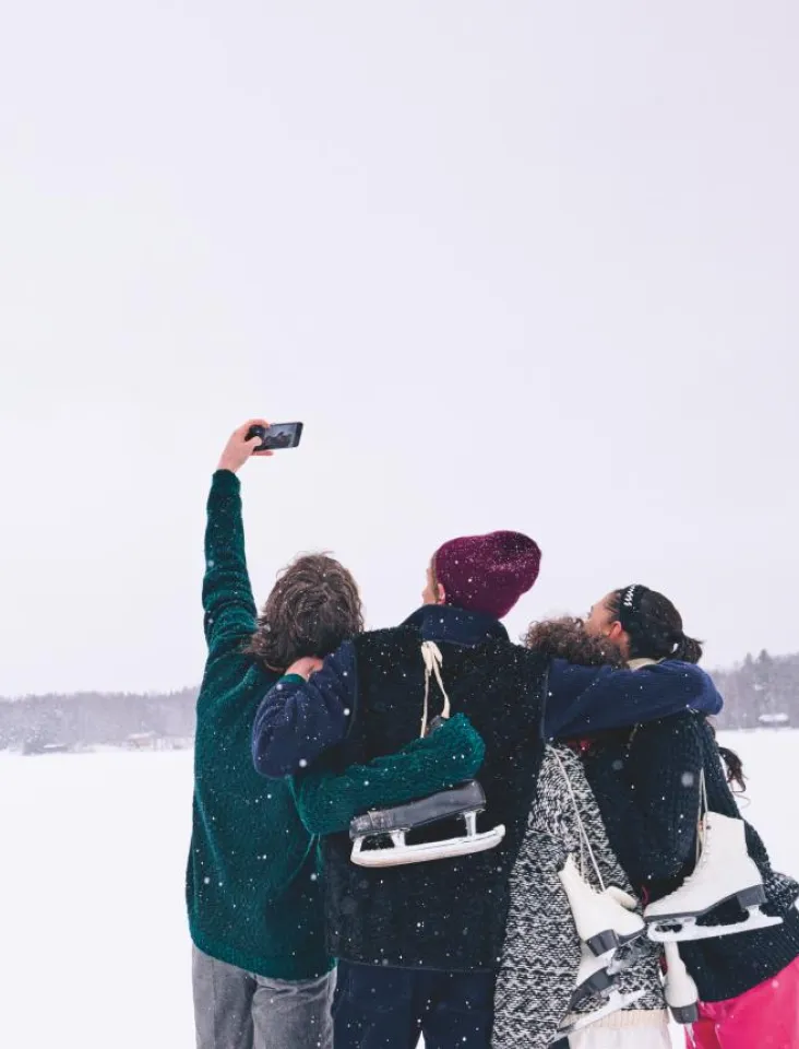 Eine Person macht mit einem Handy ein Foto zu Weihnachten, das Display ist kaputt
