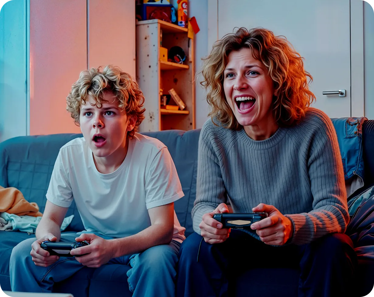 Frau und Teenager spielen begeistert Videospiel auf dem Sofa, halten Controller in der Hand und reagieren gespannt im gemütlichen Wohnzimmer