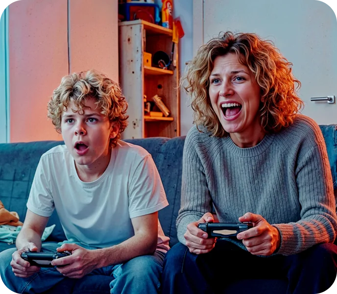 Jugendlicher und Frau spielen begeistert Videospiele auf dem Sofa.